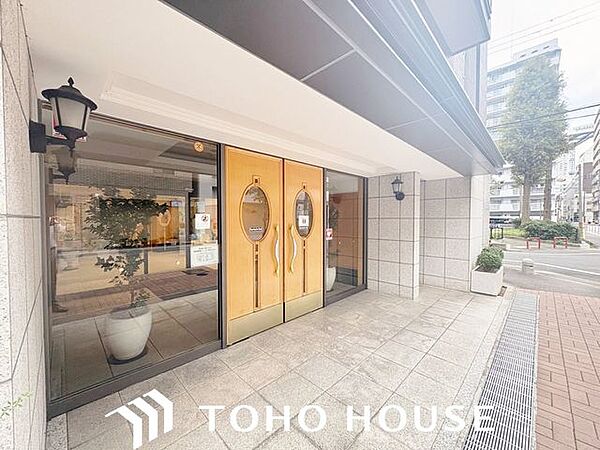 無駄な装飾を抑え、毎日の通行のしやすさと機能性を最優先に考えられたエントランス。明るい採光（または夜間の照明）が足元をしっかりと照らし、天候を問わず快適に利用できる安心の造りとなっています。