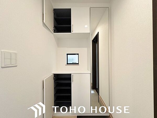 家族の靴をたっぷり整理できる機能的なシューズボックスを配置。靴をサッと収納できるため玄関周りが散らかりにくく、お客様をいつでも気持ちよく迎え入れられるすっきりとした空間を保てます。