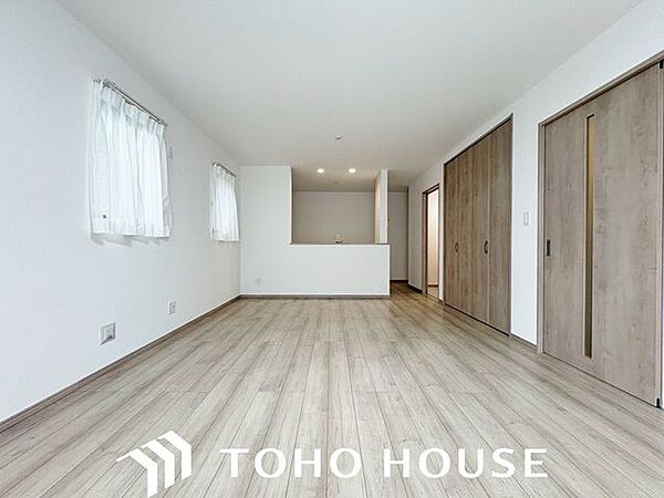 窓からの採光を室内の奥まで取り込めるよう配慮された設計。ホワイトベースの内装が光を反射し、お部屋全体に爽やかな明るさと奥行きをもたらすため、帖数以上の視覚的開放感を演出します。