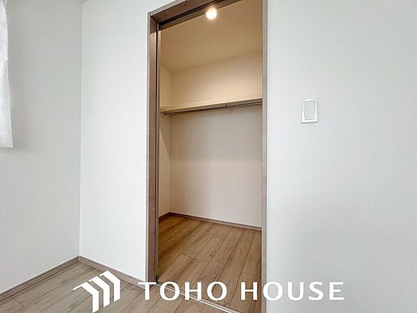 余分なものをまとめて収納してお部屋の中をすっきりできます。衣類をまとめてしまえるため管理がしやすく、スーツケースやゴルフバッグ、スキー用品といった大型用品や季節品まで収納が可能です。