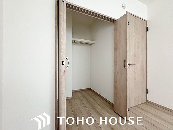 ゆとりある奥行きを確保し、大きな荷物や家電製品もスムーズに収まる収納スペース。扉を閉めるだけで生活感を隠せるため、急な来客時でも慌てずに、常に清潔感のある住空間を保ちやすい設計です。