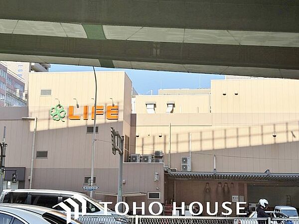 ライフ 阿波座駅前店 徒歩7分。 490m