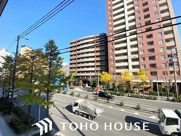 前面に極端な遮蔽物がなく、程よい開放感を確保した窓からの眺望。外からの視線が直接気になりにくい配置（または距離感）が保たれており、室内にいながら周囲の落ち着いた住環境を確認できる安心の景色です。