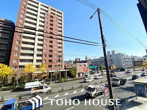 日々の暮らしに心地よいゆとりを与えてくれる、窓からのスッキリとした景色。空を近くに感じられる開放感があり、日中は室内に明るい光をもたらすため、天候や季節の移り変わりを身近に実感できる眺望です。