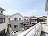 その他：陽光を効率よく取り込めるよう、窓の配置や建物の形状に配慮された設計。外からの視線を適度に遮りながらも、室内に明るい光と心地よい風を届ける工夫が外観デザインからも見て取れます。