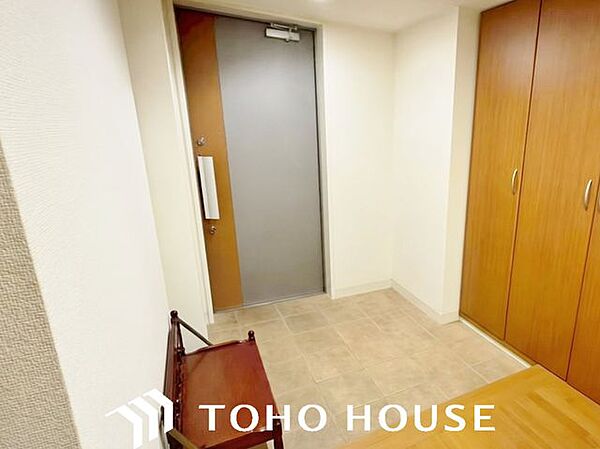 備え付けのシューズボックスにより限られた空間を有効活用でき、常に清潔感のあるスッキリとした状態をキープしやすい設計です。※現況写真にAIによる画像処理がされています。
