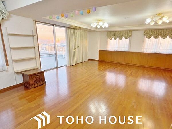 お料理をしながらでもリビング全体に視線が届きやすく、ご家族との距離感を近くに感じられるため、日々のコミュニケーションが自然と弾みます。※現況写真にAIによる画像処理がされています。