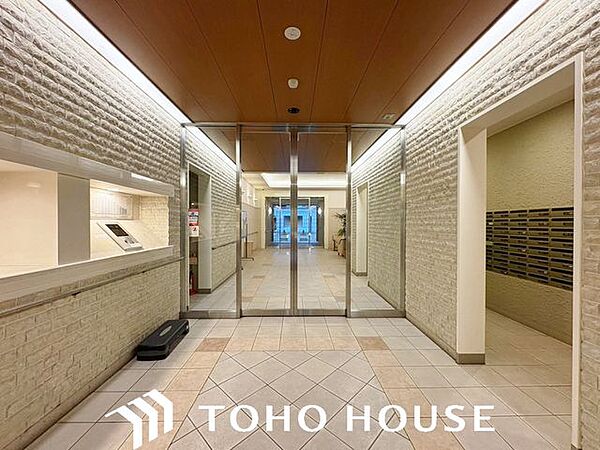 毎日の行き帰りで必ず通行する、住まいの顔となるエントランス空間。流行に左右されないオーソドックスでシンプルな設計となっており、居住者や訪れる人々を落ち着いた雰囲気でスムーズに迎え入れます。