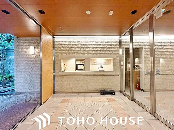 居住者の安全面やプライバシーに配慮して設計されたエントランス。不審者の侵入や部外者の立ち入りを未然に防ぐ防犯対策（またはオートロック等）が施されており、日々の暮らしに確かな安心感をもたらします。