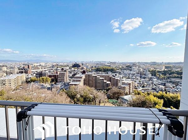 日々の暮らしに心地よいゆとりを与えてくれる、窓からのスッキリとした景色。空を近くに感じられる開放感があり、日中は室内に明るい光をもたらすため、天候や季節の移り変わりを身近に実感できる眺望です。