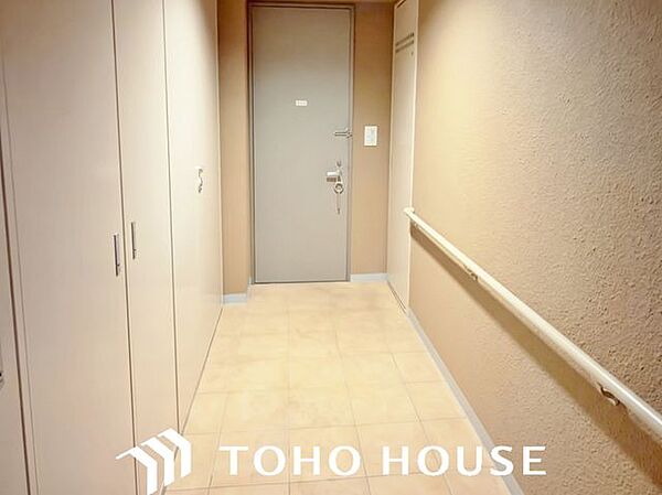 ゴミ箱は勝手口の外に置けますのでキッチン廻りはいつも清潔で美しくお使いになれます。※現況写真にAIによる画像処理がされています。