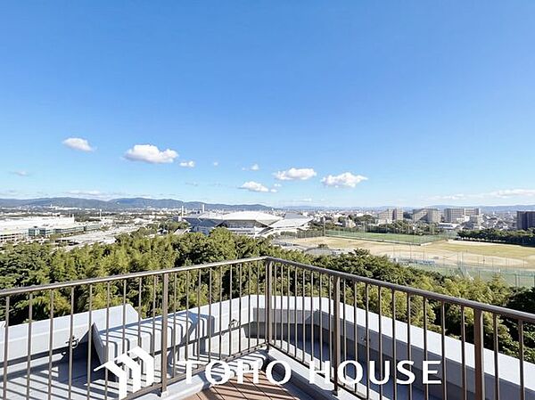 日々の暮らしに心地よいゆとりを与えてくれる、窓からのスッキリとした景色。空を近くに感じられる開放感があり、日中は室内に明るい光をもたらすため、天候や季節の移り変わりを身近に実感できる眺望です。