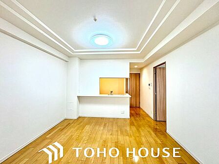 家族の暮らしに思いを馳せて、日常のワンシーンを表現したリビングダイニング。シンプルな機能美とスマートな空間美。「ホワイトナチュラル」のテイストが、自然体で過ごせる心地良さ生み出しています。