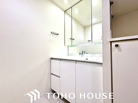 十分な大きさの洗面台は、身だしなみチェックや歯磨きなど、朝の慌ただしい時間でもホテルライクなスペースで余裕とゆとりを感じて頂けます。