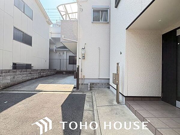 方角や時間帯の違いで日当たりがどう変化するか、周辺の道路や学校、お店や道路 の音など、家の中で静かに過ごせるかチェックできるのも、完成済みならでは。