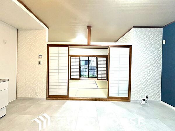 一日の中で多くの時間を過すことになるリビングダイニングだからこそ、いつも穏やかな空間であることが必然。爽やかな通風と採光を存分に感じる事が出来る空間です。