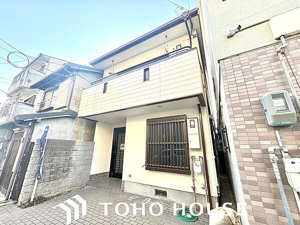 閑静な住宅街に佇む、存在感のある邸宅です。周辺環境と調和した落ち着きのある色合いの外壁で、毎日の生活に安らぎを与えてくれます。