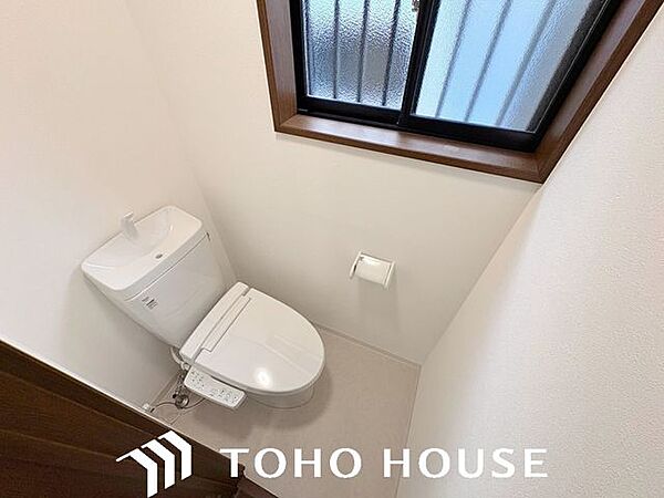 ホワイトを基調とした、清潔感あふれるシンプルなトイレ空間。限られたスペースながらも、お手入れのしやすい床材やクロスが採用されており、日々の掃除がスムーズに行える機能的な造りに仕上がっています。