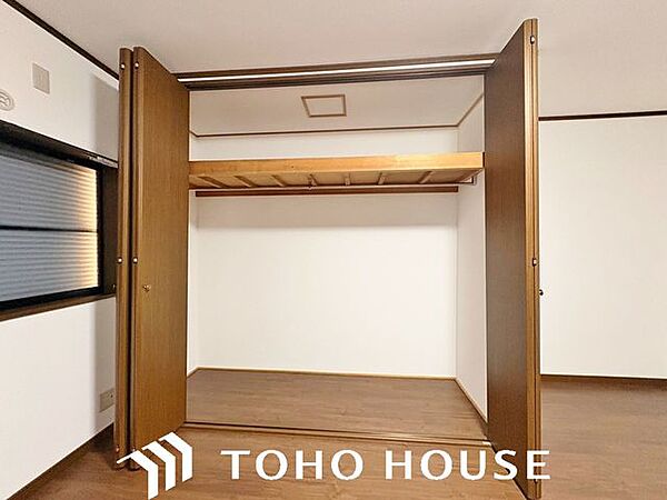可動棚（または固定棚）が配備され、高さを調節しながら無駄なく荷物を詰め込める機能的な物入れ。散らかりがちな日用品のストックや掃除用具などを一箇所に集約できるため、住まい全体の美観をキープできます。