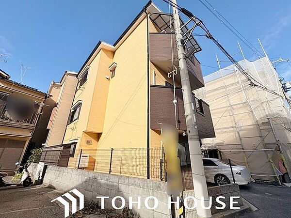 陽光を効率よく取り込めるよう、窓の配置や建物の形状に配慮された設計。外からの視線を適度に遮りながらも、室内に明るい光と心地よい風を届ける工夫が外観デザインからも見て取れます。