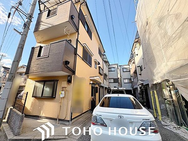経年変化に強く、お手入れのしやすさに配慮された外壁材を採用。美しさを長く保ちやすい機能性と、デザイン性を両立させた外観となっており、住まうほどに愛着が湧くスタイリッシュな佇まいです。