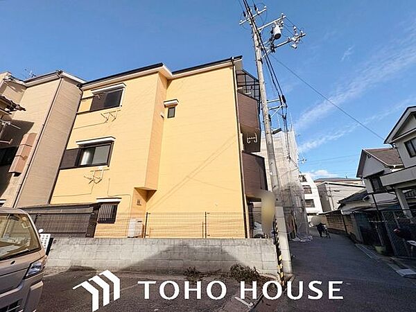 落ち着いた住環境に相応しい、気品ある佇まいの外観デザイン。前面道路の幅員（または周辺の開放感）にも恵まれており、圧迫感を感じさせない開放的でスッキリとした外観が魅力的な物件です。