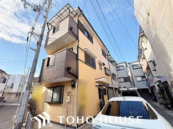 周囲の街並みと美しく調和する、洗練されたデザインの外観。飽きのこないシンプルなカラーリングとスタイリッシュなフォルムが、住まいとしてのクオリティの高さと落ち着いた佇まいを演出します。
