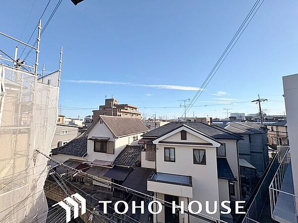 前面に極端な遮蔽物がなく、程よい開放感を確保した窓からの眺望。外からの視線が直接気になりにくい配置（または距離感）が保たれており、室内にいながら周囲の落ち着いた住環境を確認できる安心の景色です。