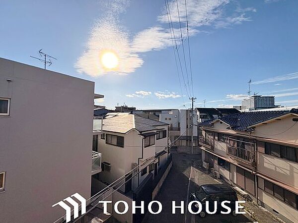 日々の暮らしに心地よいゆとりを与えてくれる、窓からのスッキリとした景色。空を近くに感じられる開放感があり、日中は室内に明るい光をもたらすため、天候や季節の移り変わりを身近に実感できる眺望です。