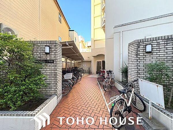 街に溶け合う美しい景観を生みだしているにも関わらず、採光や風通しを考えて設計された間取り。近隣との視線を考え、街全体で調整される窓位置。外観だけでなく、そこに住まうご家族の心地よさを最優先しました。