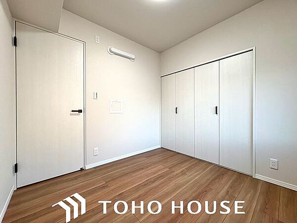 クローゼットには洋服や本を収納できるので、お部屋はすっきり広々と使うことができます。お好みの家具を自由にレイアウトしてください。