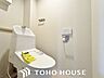 トイレ：ホワイトを基調とした、清潔感あふれるシンプルなトイレ空間。限られたスペースながらも、お手入れのしやすい床材やクロスが採用されており、日々の掃除がスムーズに行える機能的な造りに仕上がっています。