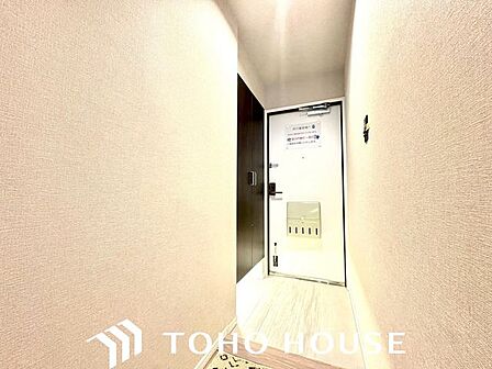 明るく清潔感のある玄関は、住まいの顔としてお客様を優しく迎え入れます。充実した収納スペースも確保され、すっきりと整理整頓が可能。家に帰るのが楽しみになる、心地よい空間です。