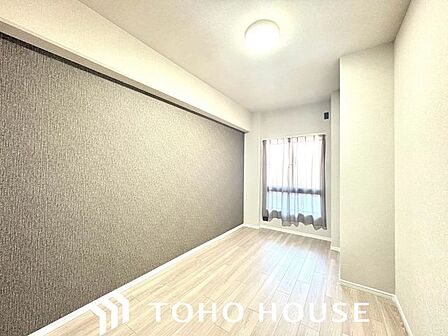 落ち着いた雰囲気で、質の高い眠りを誘う寝室。一日の疲れを癒し、心身ともにリラックスできるプライベート空間です。十分な広さがあり、大型のベッドも無理なく配置できます。
