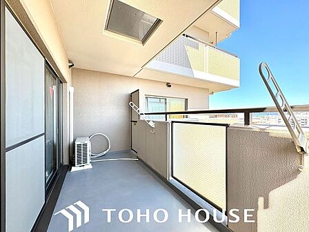 別の角度から見たバルコニー。手すりの高さや避難はしごの配置など、安全性も考慮されています。広さも十分にあり、多目的に活用できる便利な空間。日当たりの良さも魅力です。