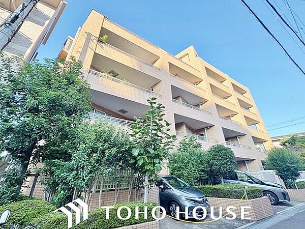 周囲の街並みと美しく調和する、洗練されたデザインの外観。飽きのこないシンプルなカラーリングとスタイリッシュなフォルムが、住まいとしてのクオリティの高さと落ち着いた佇まいを演出します。