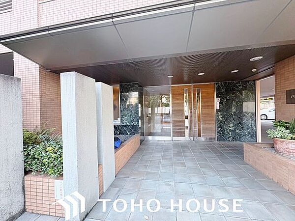 荷物の多い日やベビーカーでの移動時にも配慮された、足元がフラットでゆとりある動線設計。段差を抑えた（またはスロープ等の工夫がある）アプローチにより、ご家族皆が安全に通行できる実用的な空間です。
