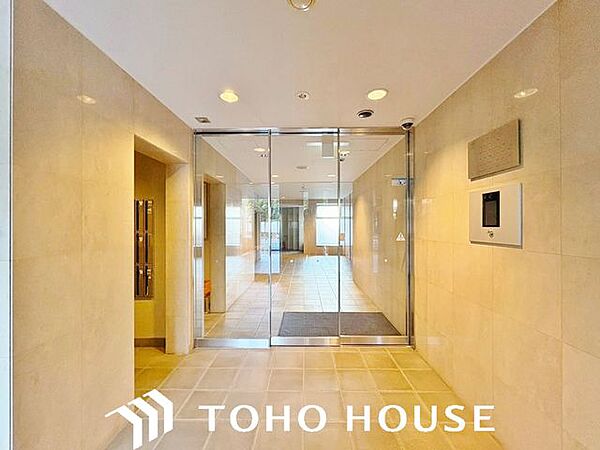 居住者の安全面やプライバシーに配慮して設計されたエントランス。不審者の侵入や部外者の立ち入りを未然に防ぐ防犯対策（またはオートロック等）が施されており、日々の暮らしに確かな安心感をもたらします。