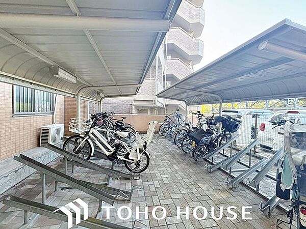 大切な自転車を雨風からしっかり守る屋根付きの駐輪場。天候によるサビや劣化を防ぎ、きれいな状態を保ちやすくなります。敷地内にあるため防犯面でも心強く、毎日の生活を安心・快適にサポートします。