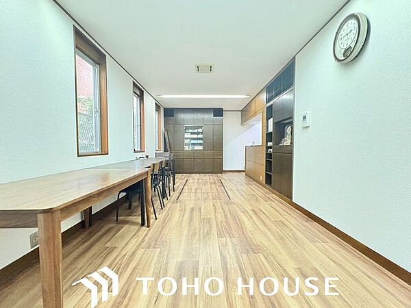 贅沢といえるほどの豊かな居住性と、プライドを満たすクオリティが見事に調和した住空間。リビングも広く設け、訪れる人々を暖かく迎えてくれます。