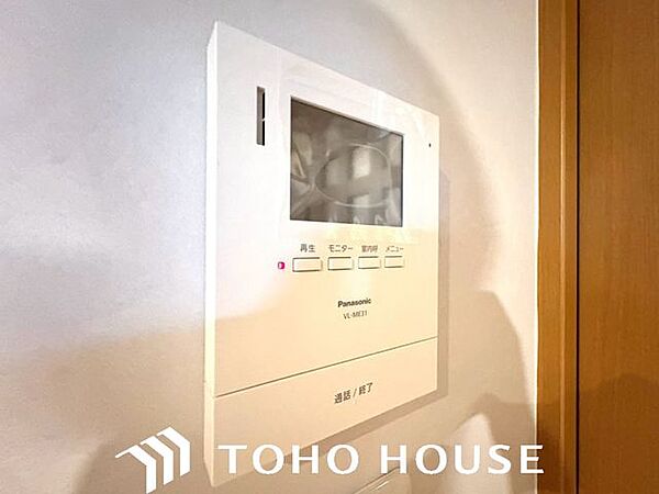 来客者の顔を室内からしっかり確認できる、モニター付きのインターホンです。画面で相手を確認してから対応できるため、お子様のお留守番時や、夜間の急な来客時でも安心。ご家族の安全を守る心強い設備です。