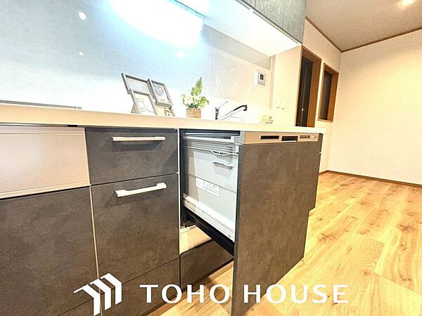 【食器洗い乾燥機】毎日の面倒な食器洗いは食洗機にお任せ！家事の負担が減る分、ご家族でゆっくり過ごす時間が増えます。手荒れが気になる季節にも嬉しい、忙しい毎日の心強い味方です。