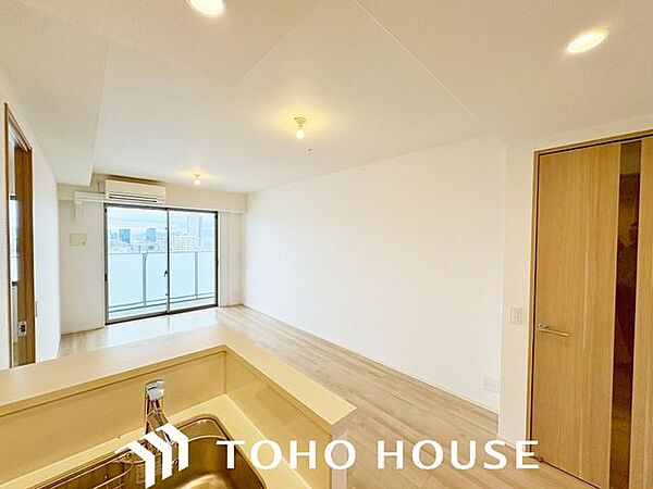 一日の中で多くの時間を過すことになるリビングダイニングだからこそ、いつも穏やかな空間であることが必然。爽やかな通風と採光を存分に感じる事が出来る空間です。