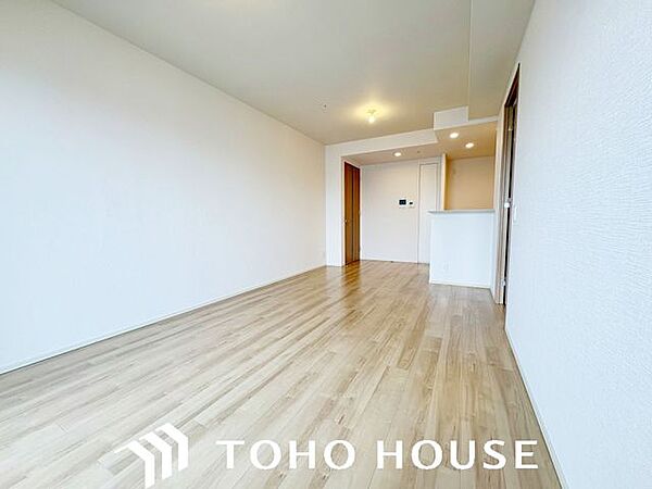 室内清潔感あるホワイトの壁紙クロスと温もり溢れるモダンカラーの床材が見事に調和。毎日の生活を少しでも快適に過ごして頂ける様、飽きの来ない雰囲気が大切です。