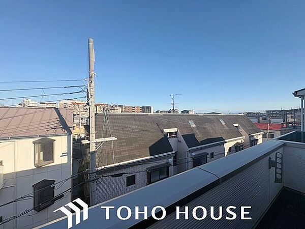 日々の暮らしに心地よいゆとりを与えてくれる、窓からのスッキリとした景色。空を近くに感じられる開放感があり、日中は室内に明るい光をもたらすため、天候や季節の移り変わりを身近に実感できる眺望です。