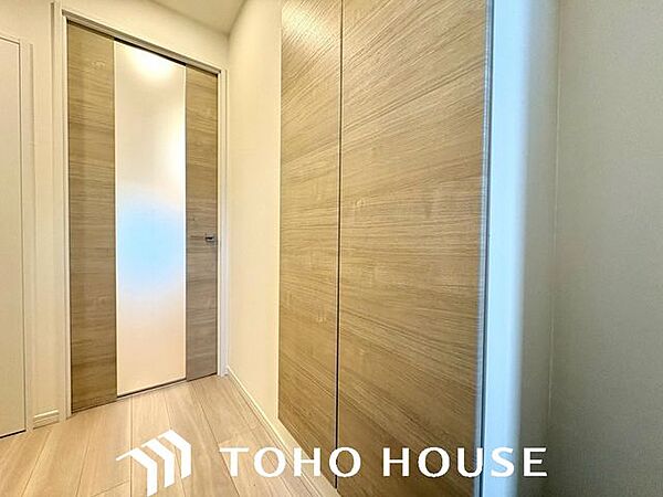 木目調の建具が目を引く、明るく清潔感のある玄関。天井まで届く大容量のシューズボックスを備えており、ご家族全員の靴もスッキリ収納。いつでもスッキリとした綺麗な玄関でお客様をお出迎えできます。