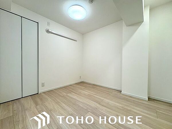 【使い勝手の良いお部屋】書斎やゲストルーム、テレワークスペースとしても活用できる便利な洋室。明るい採光が確保されており、ライフスタイルに合わせてマルチにお使いいただける機能的な空間です。