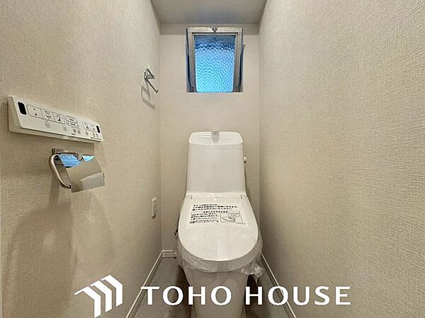 【清潔で快適なレストルーム】お手入れがしやすく、いつでも清潔に保てるトイレ空間。温水洗浄便座などの快適設備を備え、毎日使う場所だからこそ、リラックスできる落ち着いた雰囲気に仕上げました。