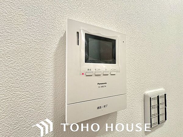 【毎日の安全を守るモニター付きインターホン】訪問者の顔を画面で確認してから対応できるためセキュリティ面も安心。不在時の来客も確認できる機能があり、一人暮らしやお子様のお留守番時も心強い設備です。