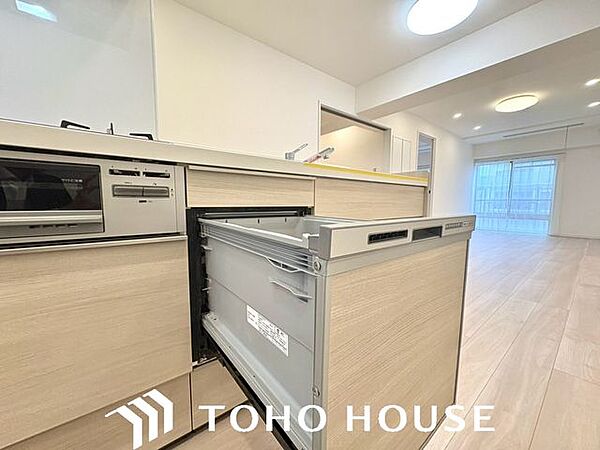 【家事が捗るシステムキッチン】同時調理に便利な三口コンロとグリル、さらに後片付けをサポートするビルトイン食洗機を完備！収納力で、毎日のお料理がもっと楽しく、快適になるキッチンです。